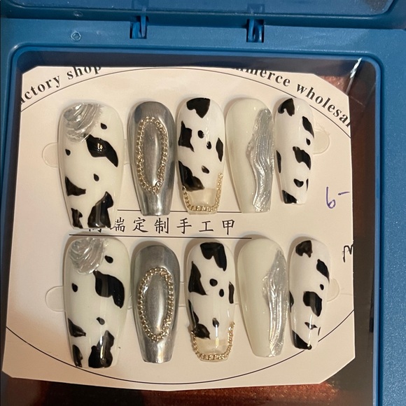Press on nail - Picture 1 of 1
